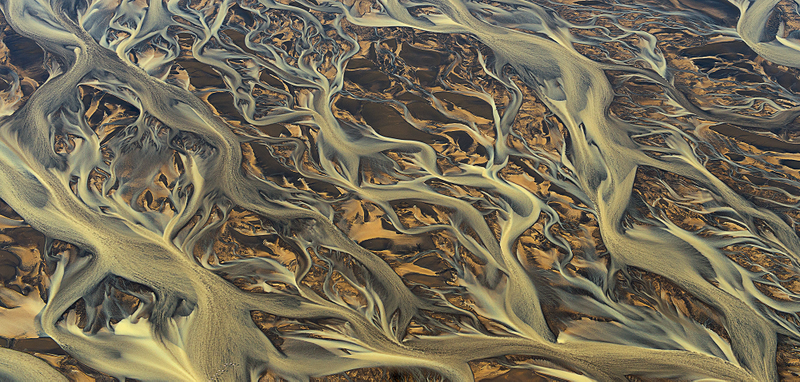 Illustration for article titled Absolutely Stunning Examples Of Lakes And Rivers With Unearthly Colors